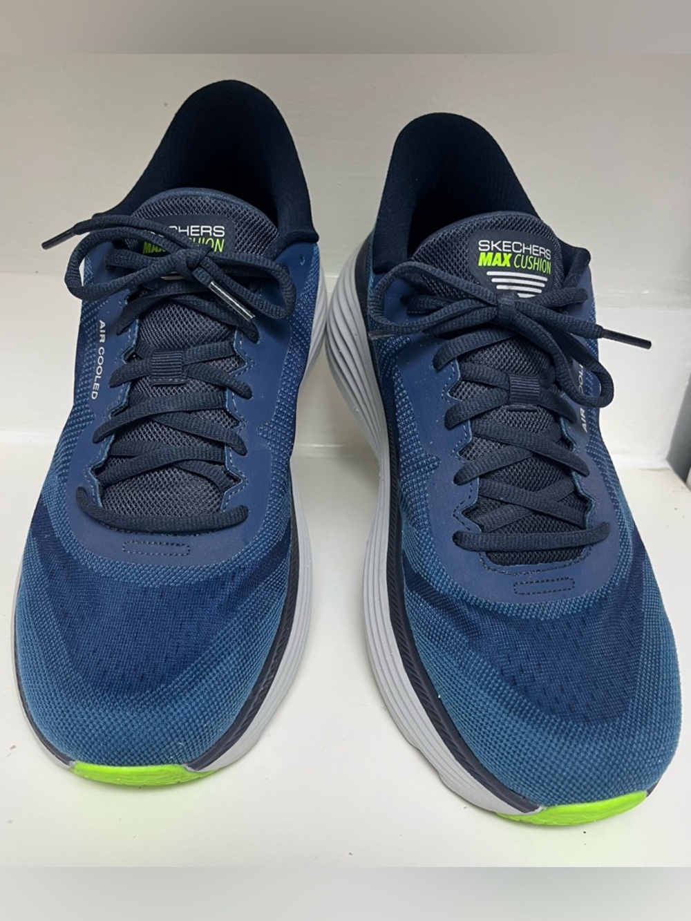 Skechers Max Cushion Men’s Navy Blue with Lime Accent Sneakers Size 11